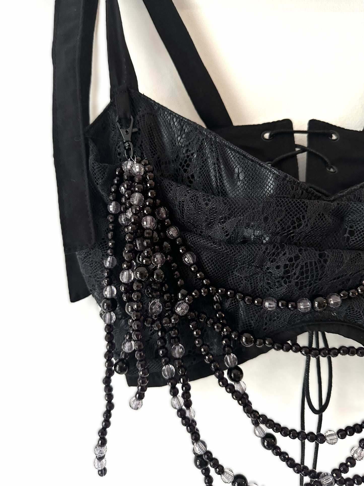 Cropped Lack-Korsett mit Spitze & Perlenkette | Collection 2026