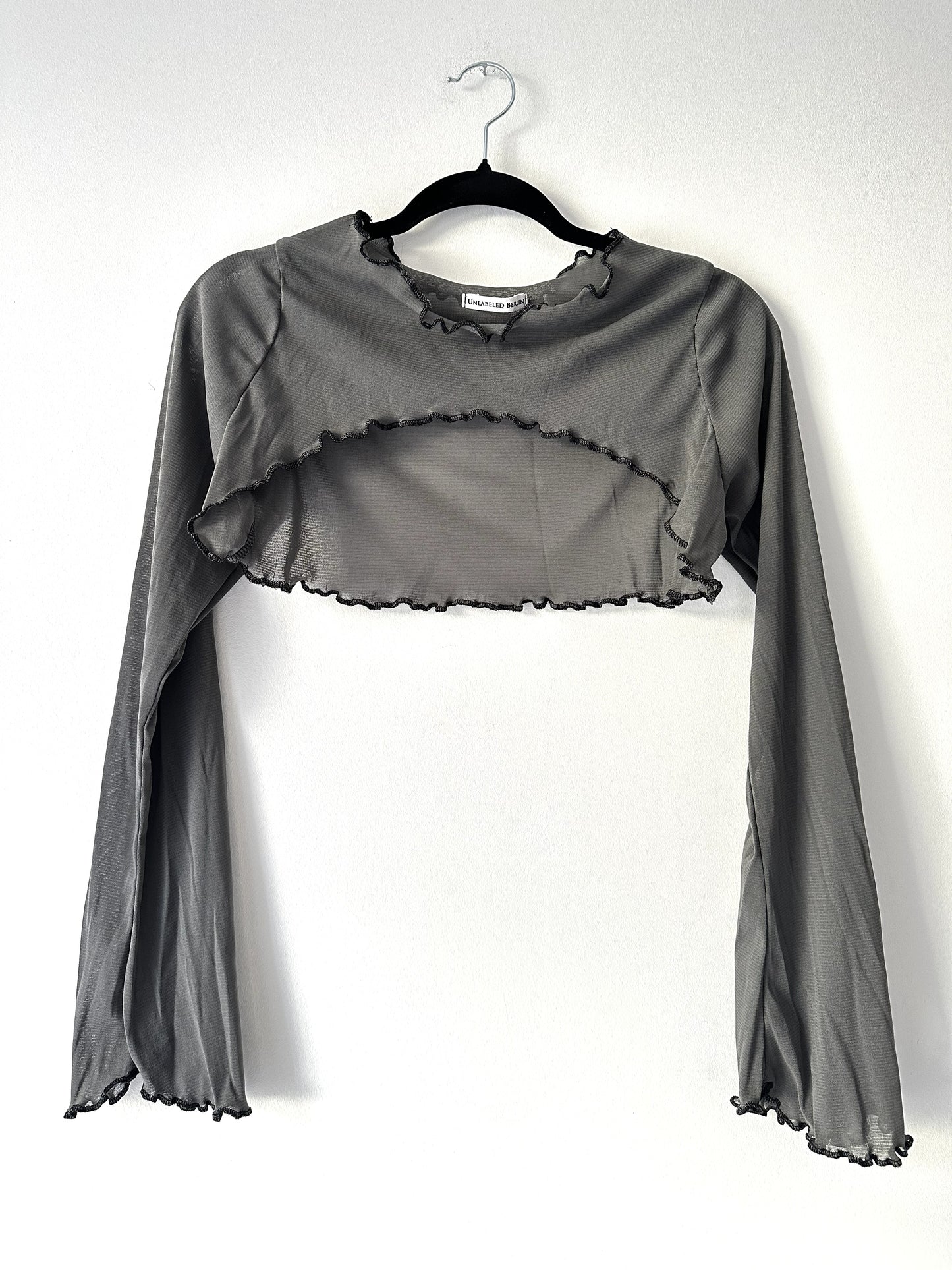 Graues Mesh Sleeve mit Trompetenärmeln und Ruffle Saum #236
