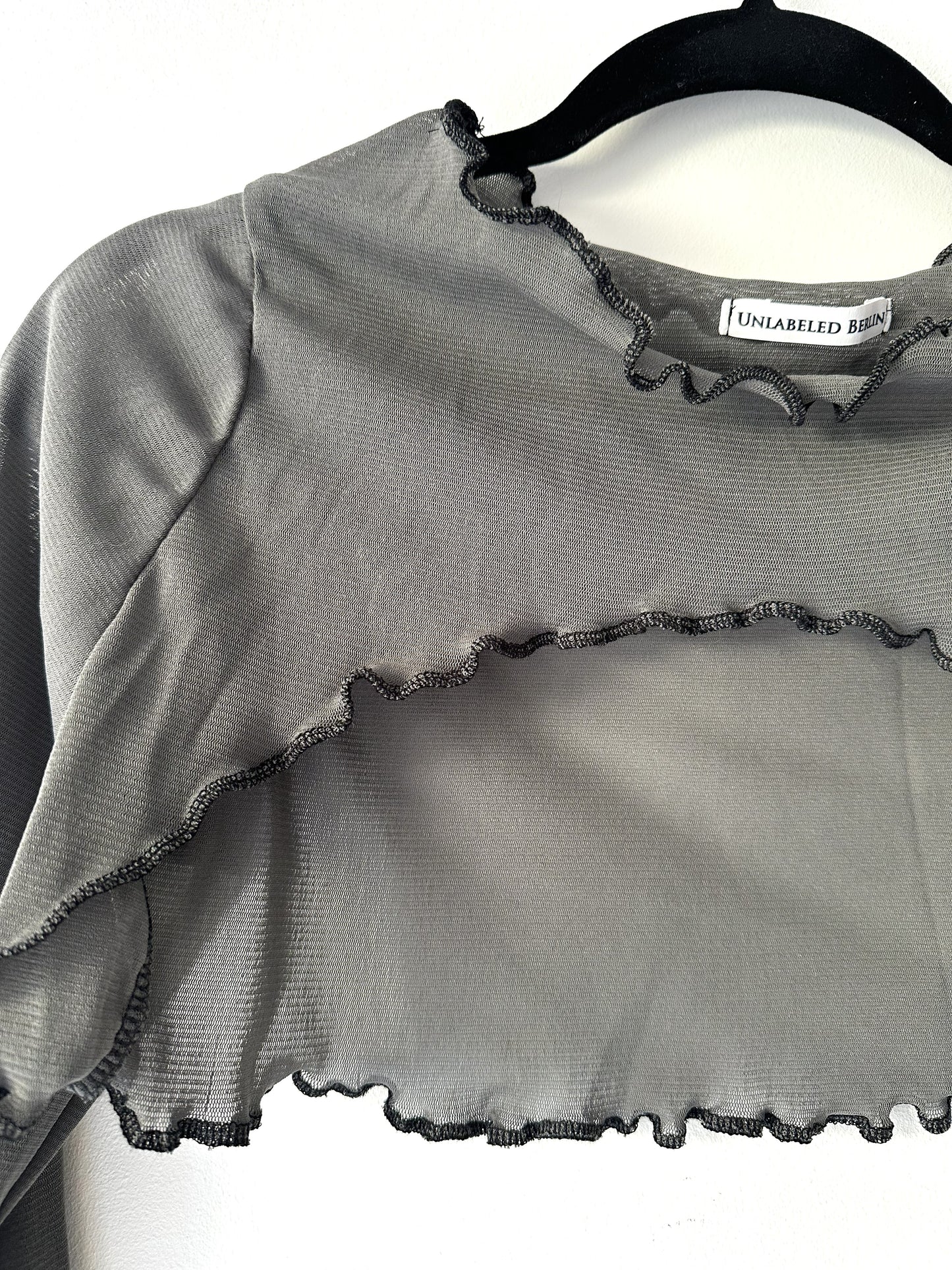 Graues Mesh Sleeve mit Trompetenärmeln und Ruffle Saum #236