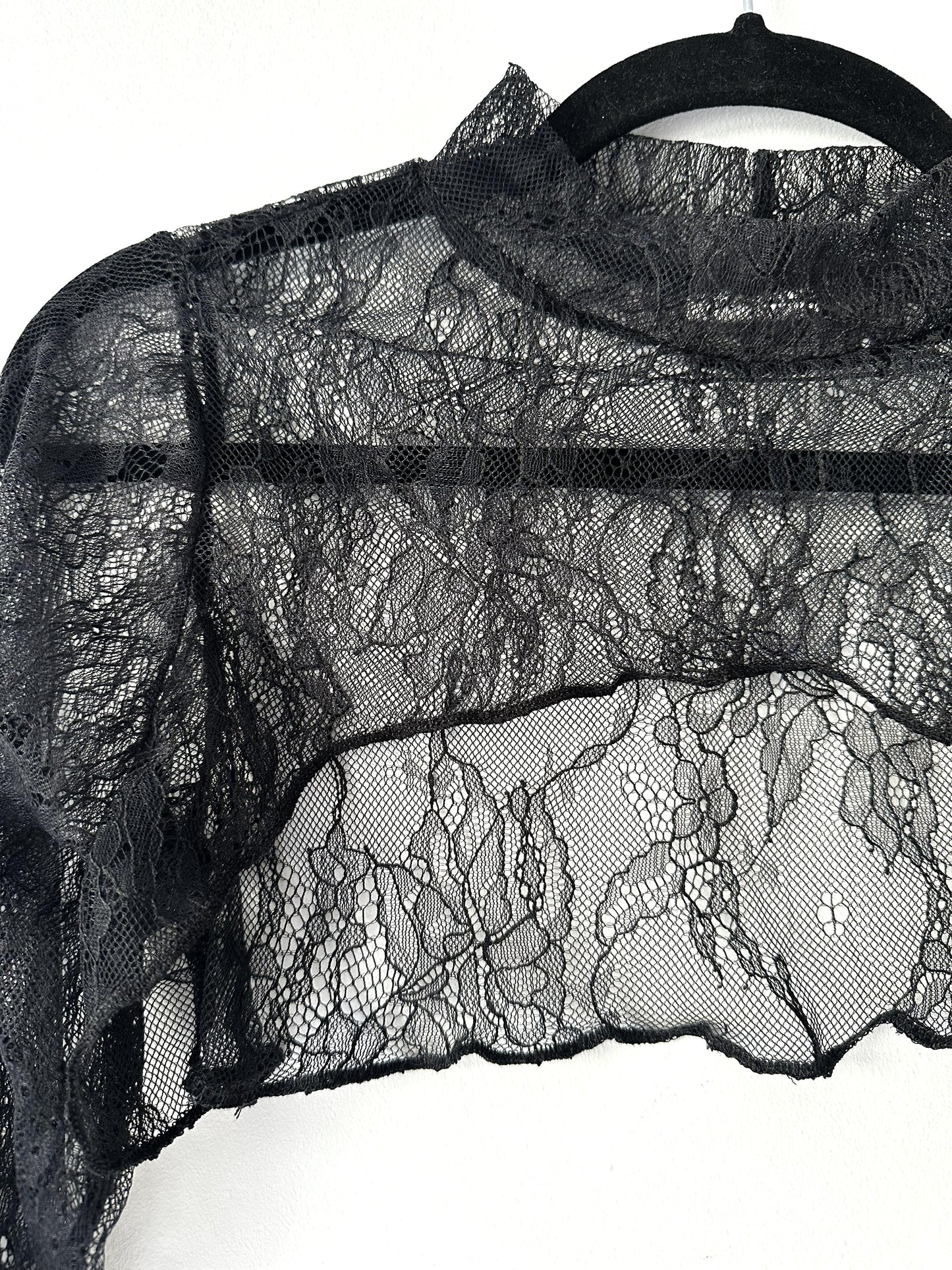 Schwarzes Spitzen Sleeve mit Kragen und Trompetenärmeln #239