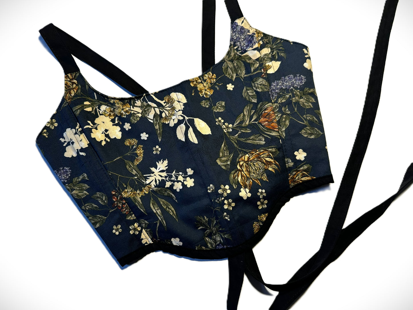 Wendbare Corsage aus dunkelblauer Baumwolle mit buntem Blumenmuster und schwarzer Rückseite – handmade, genderneutral, 2-in-1 Design