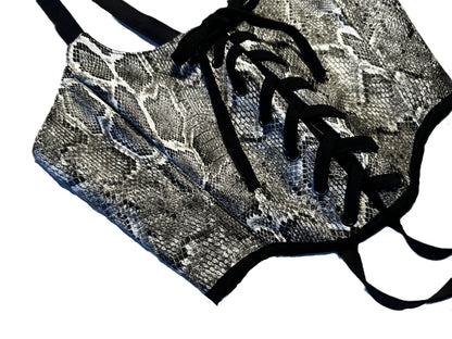 Corsage – Schwarz Weiß Schlangenmuster | Kunstleder mit Trägern & Frontschnürung | Handmade & Genderneutral #692