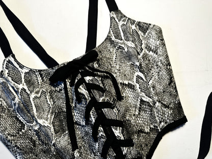 Corsage – Schwarz Weiß Schlangenmuster | Kunstleder mit Trägern & Frontschnürung | Handmade & Genderneutral #692