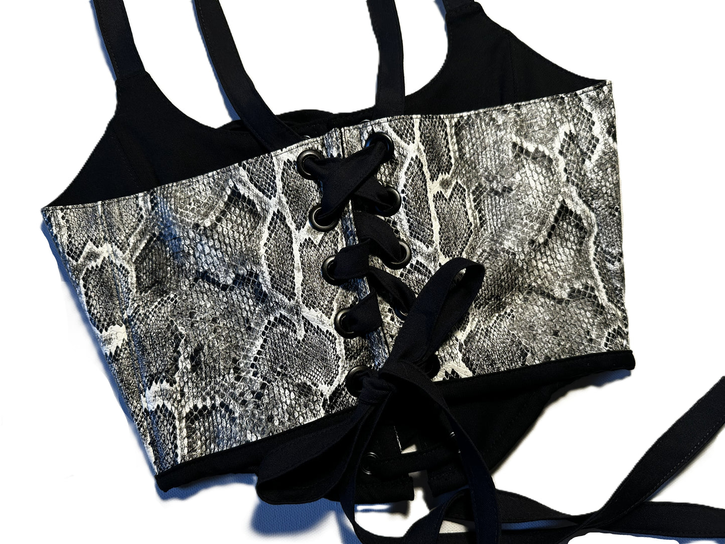 Corsage – Schwarz Weiß Schlangenmuster | Kunstleder mit Trägern & Frontschnürung | Handmade & Genderneutral #692