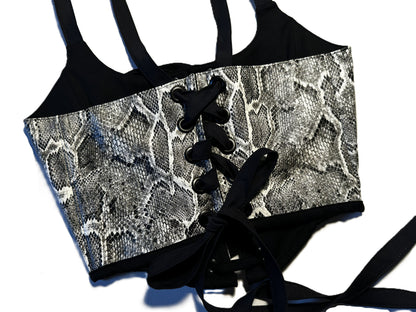 Corsage – Schwarz Weiß Schlangenmuster | Kunstleder mit Trägern & Frontschnürung | Handmade & Genderneutral #692