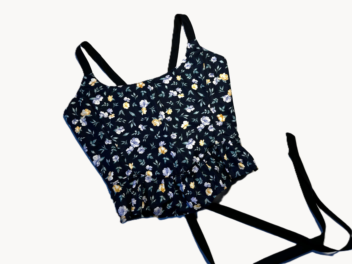 Dunkelblaue Baumwollcorsage mit hellblauen und gelben Blumen, schwarzem Innenfutter und 8 cm Rüschen-Schößchen – handmade & genderneutral