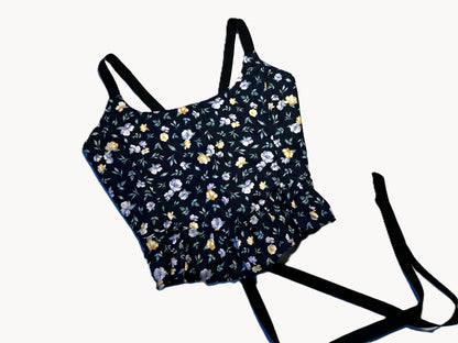 Dunkelblaue Baumwollcorsage mit hellblauen und gelben Blumen, schwarzem Innenfutter und 8 cm Rüschen-Schößchen – handmade & genderneutral