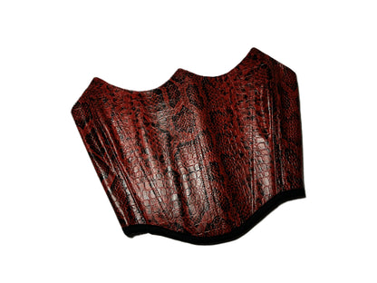 Trägerloses rotes Corset aus Kunstleder mit Krokodilprägung, gezacktem Devil-Ausschnitt und Satin-Schnürung am Rücken.