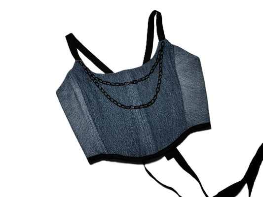 Blaue Denim-Corsage aus upgecycelter Jeans mit schwarzer Kette, schwarzem Baumwollfutter und verstellbarer Rückenschnürung.