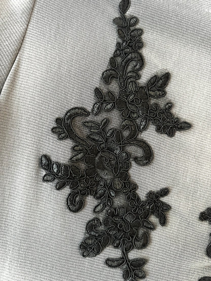 Transparentes Mesh-Kleid mit handgenähter Spitze | Collection 2026