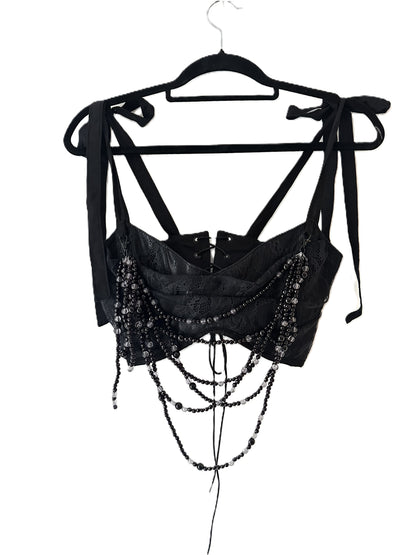 Cropped Lack-Korsett mit Spitze & Perlenkette | Collection 2026