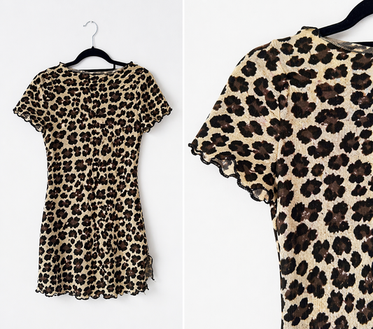Leo Mini Kleid – Elastisches Animal Print Dress mit Ruffle Saum
