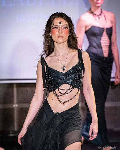 Cropped Lack-Korsett mit Spitze & Perlenkette | Collection 2026