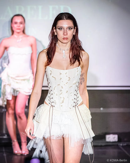 Handgefertigtes Hanf-Korsett mit Spitze & Perlen | Collection 2026