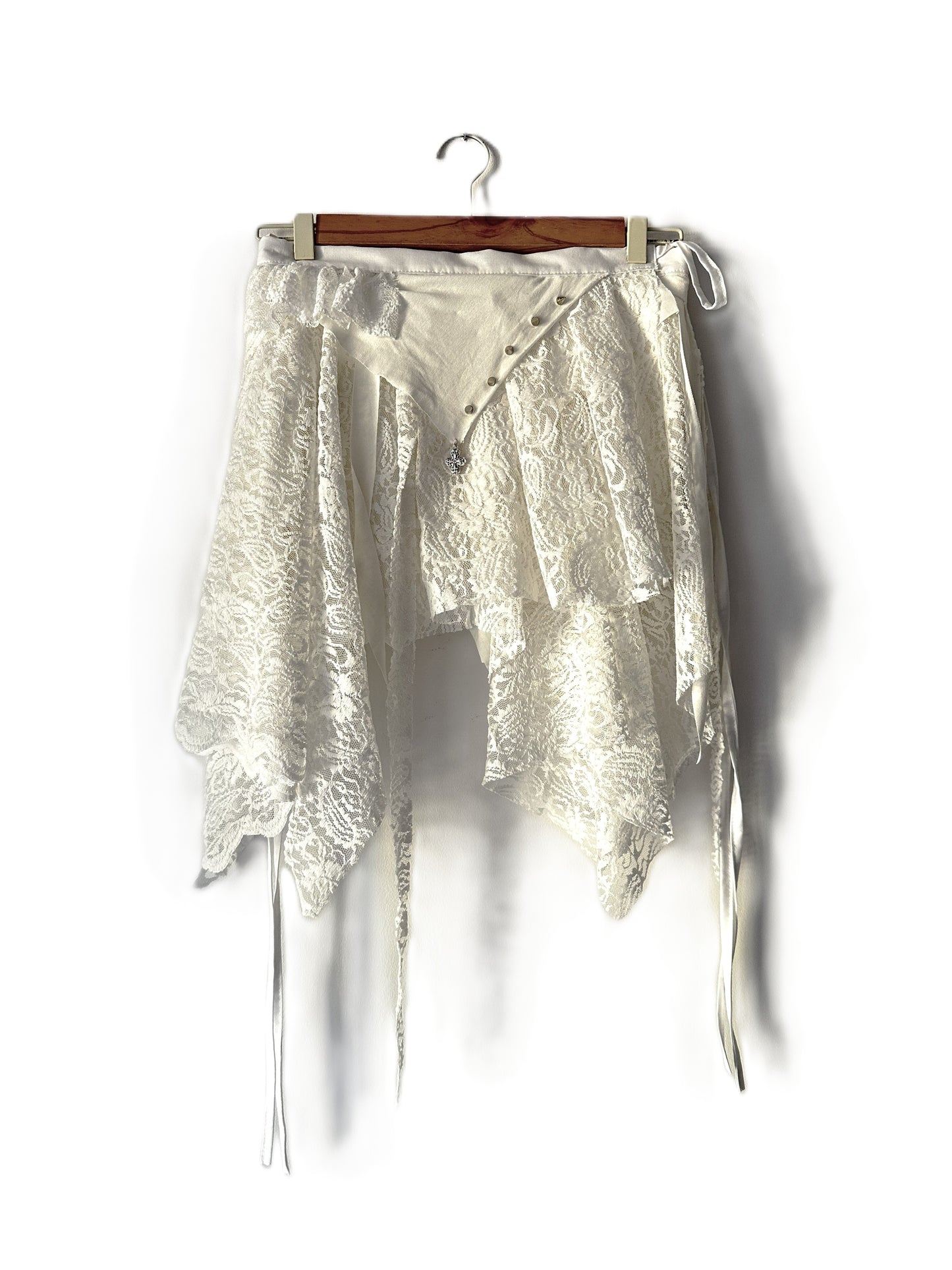 Fairy Lace Wrap Skirt White – Verstellbarer Elfenrock mit Kreuzdetail & Nieten #R041